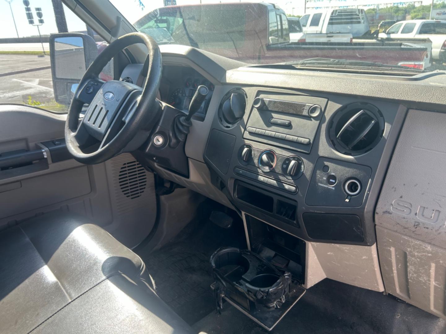 2010 White Ford F-250 SD XL 2WD (1FTNF2A56AE) with an 5.4L V8 SOHC 16V engine, located at 1687 Business 35 S, New Braunfels, TX, 78130, (830) 625-7159, 29.655487, -98.051491 - Photo#3